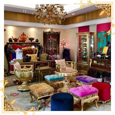 臺北店內的金色雕花座椅與彩色絨布椅凳