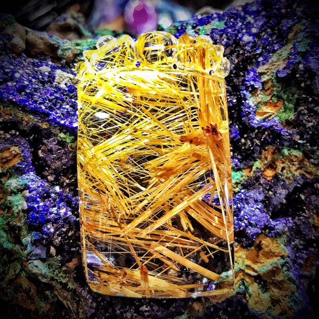 深藍晶簇上的鈦晶牌，金色針狀內含物