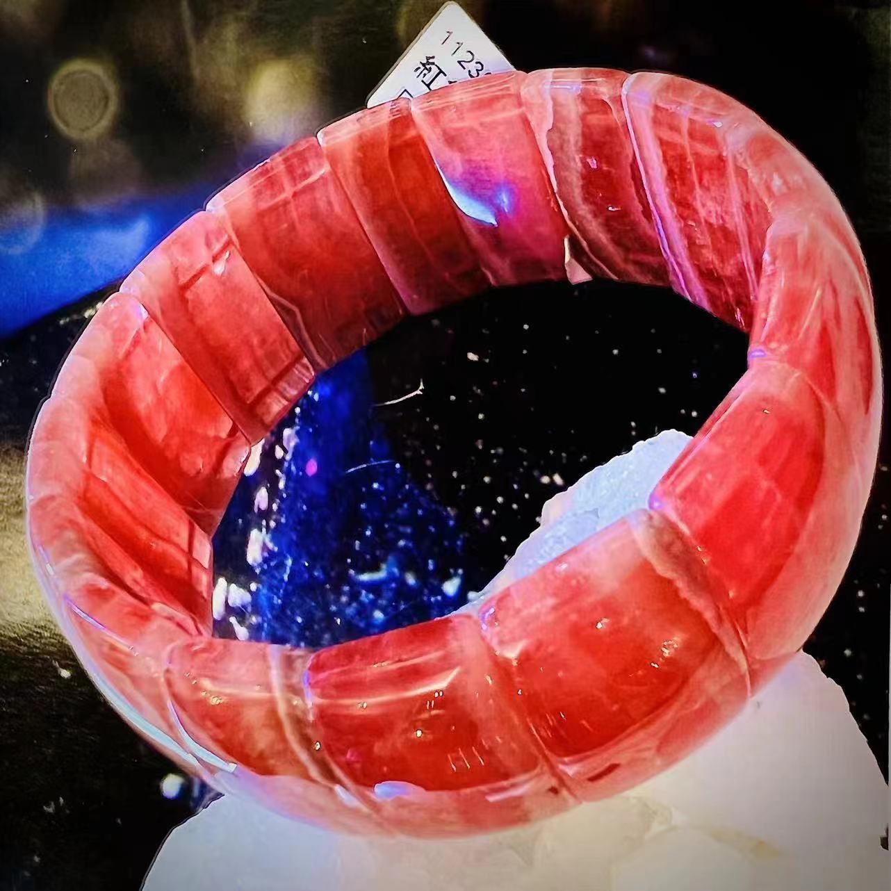 星空背景前的紅紋手鐲
