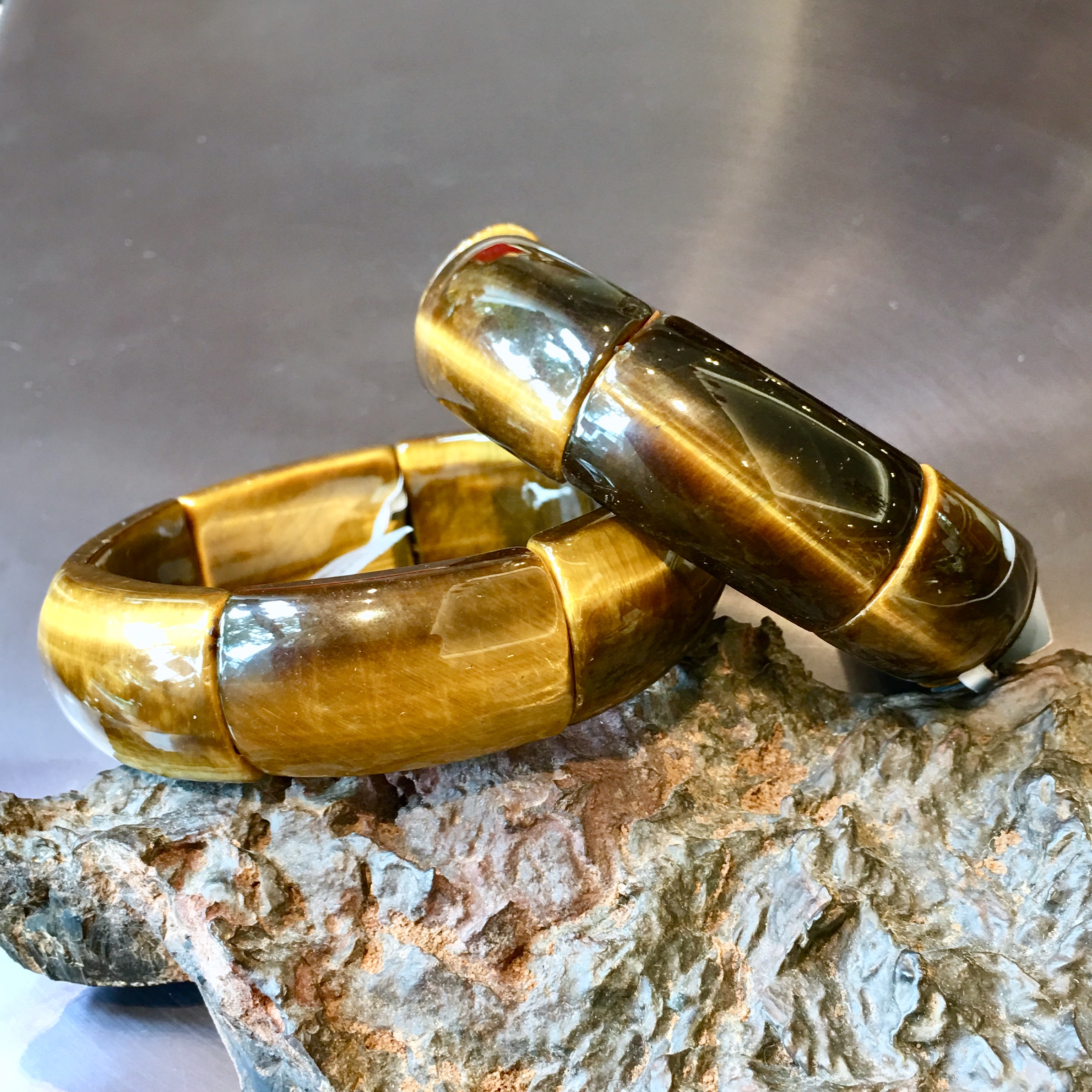 晶簇上的兩只虎眼石手鐲，金棕色光澤